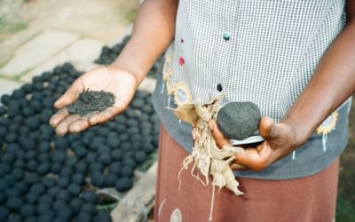 Het maken van houtskoolbriketten, AF-UG-55/E, Uganda