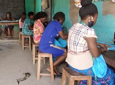 Oeganda (98) – Opleidingstraject machinaal naaien en borduren – gesponsord door fietsgroep Rwanda II