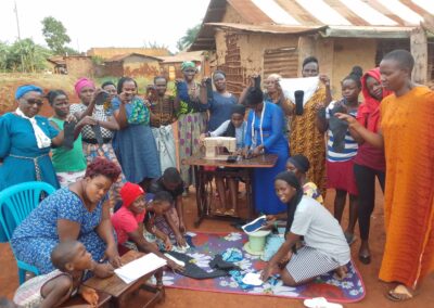 Oeganda (137 & 139) – Herbruikbaar maandverband en menstruatiearmoede – gedeeltelijk gefinancierd uit donaties van Katja Krediet, vriendinnencirkel Lonneke en Klaas de Boer & Marga van den Dries; sponsoren gezocht voor nog 2.720 euro